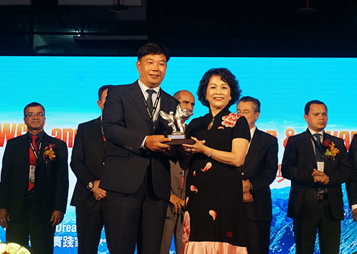 2017년 9월 12일 타이완 세계 정보기술 서비스연행 정보통신기술 총회에서 대상을 수상받는 사진